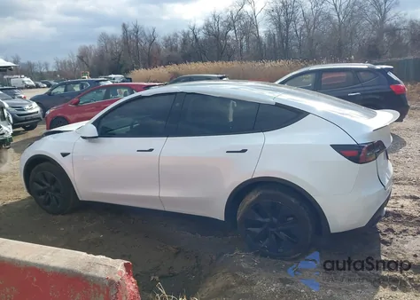 2024 Tesla Model Y Long Range Dual Motor All-Wheel Drive z USA, uszkodzony, nr VIN 7SAYGDEE2RA335897